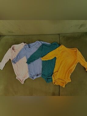 Kyte Baby Newborn bundle long sleeved bodysuits
